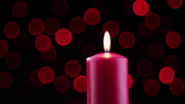 Dekorativní Růžová Svíčka Hoří Pozadí Slavnostní Modré Blikající Světla — Stock video