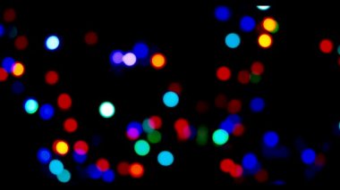 Siyah ekranda rengarenk parlayan ışıklar