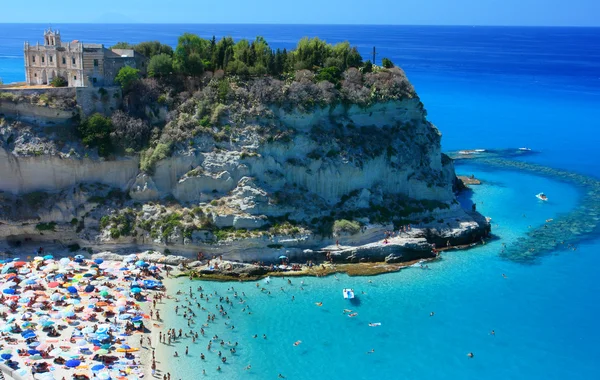 Tropea peninsola plajı ile — Stok fotoğraf