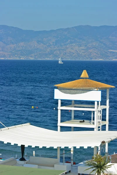 Stranddetail - malerischer Turm — Stockfoto