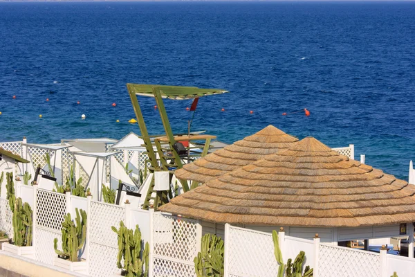 Praia extravagante e torre salva-vidas — Fotografia de Stock