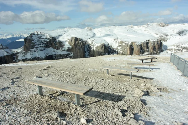 Bænke i Dolomitterne - Stock-foto