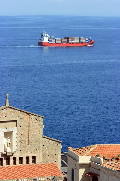 Cantainer cargo ship over Scilla cathedral — Stock Photo, Image