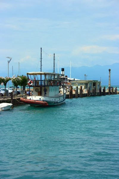 Peschiera barco turístico — Fotografia de Stock