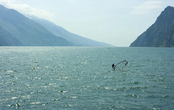 Surfen auf dem Gardasee — Stockfoto