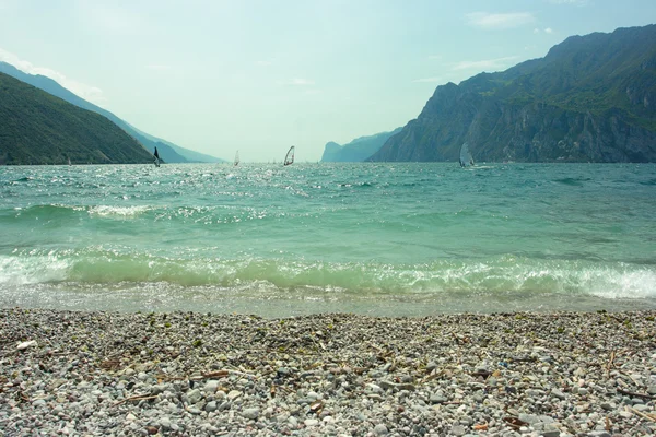 Surfers σε λίμνη Γκάρντα — Φωτογραφία Αρχείου