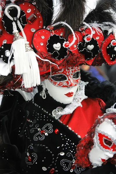 Punainen-mustavalkoinen karnevaali vaate — kuvapankkivalokuva