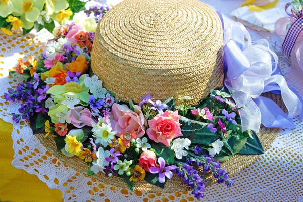 Summer hat on a summer table — Stock Photo, Image