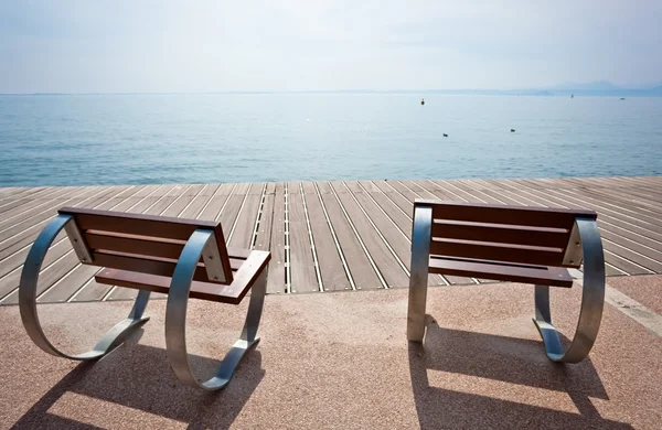 Moderna bänkar — Stockfoto