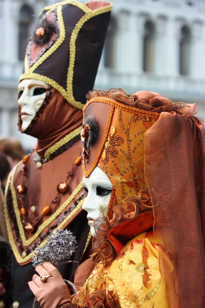 Tyylikkäät naamiot Venetsian karnevaalissa — kuvapankkivalokuva