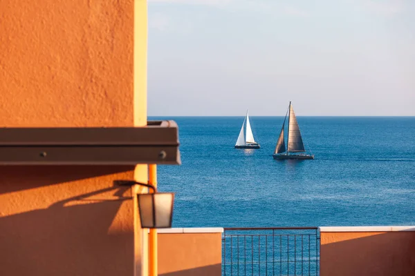 Observation Deux Voiliers Mer Méditerranée Depuis Une Terrasse Aux Murs — Photo