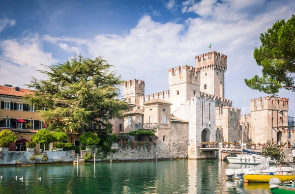 Vista Panorámica Del Castillo Scaligero Sirmione Cerca Del Lago Garda —  Fotos de Stock