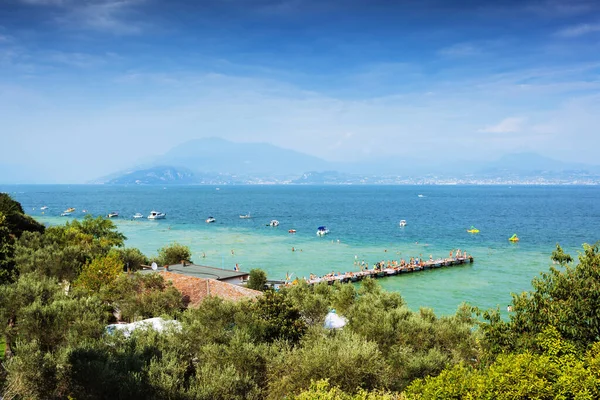 Θέα Στην Τιρκουάζ Λίμνη Garda Στο Sirmione Πάνω Από Ελαιόδεντρα — Φωτογραφία Αρχείου
