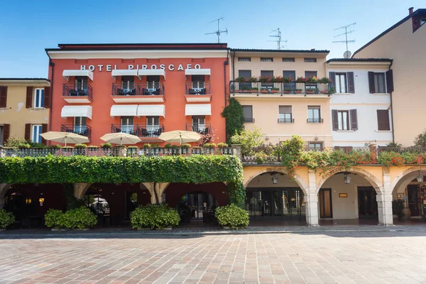 Desenzano Itália Ago 2021 Hotéis Perto Antigo Porto Desenzano Del — Fotografia de Stock