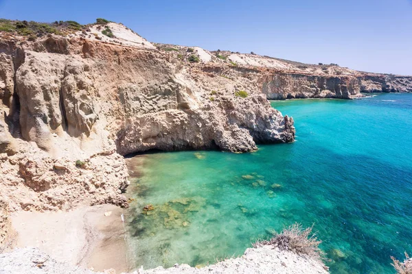 Playa Tsigrado Isla Milos Grecia Con Agua Turquesa Increíble Entre — Foto de Stock