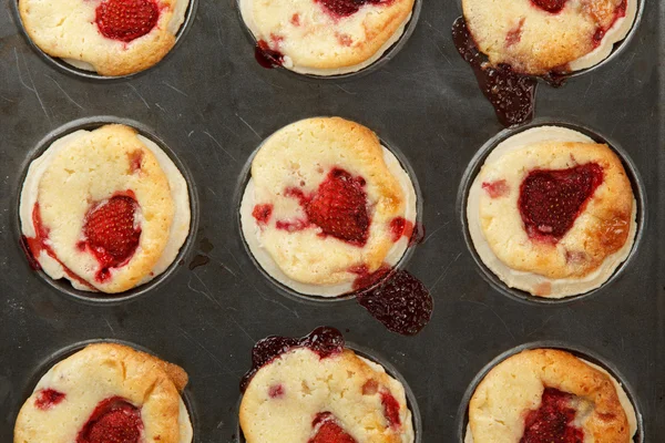 Strawberry and white chocolate cakes — Stock Photo, Image