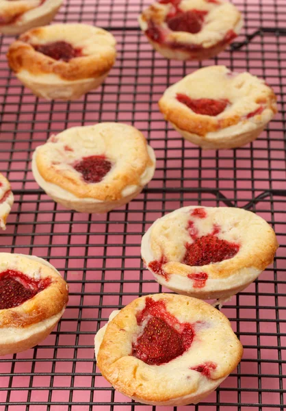 Strawberry and white chocolate cakes — Stock Photo, Image