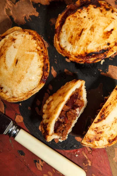 Мини пироги с говядиной чили — стоковое фото