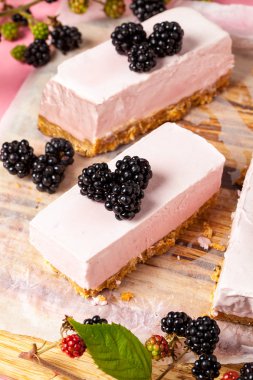 dondurulmuş böğürtlen cheesecake