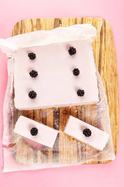 冷冻的黑莓芝士蛋糕 — 图库照片