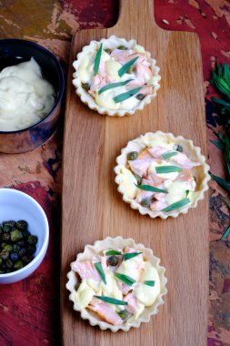 somon ve hollandaise küçük tarts