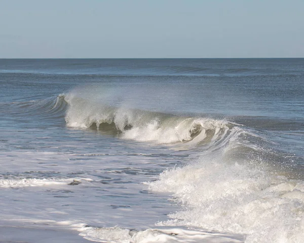 Surfausbrüche Strandnähe Nags Head — Stockfoto