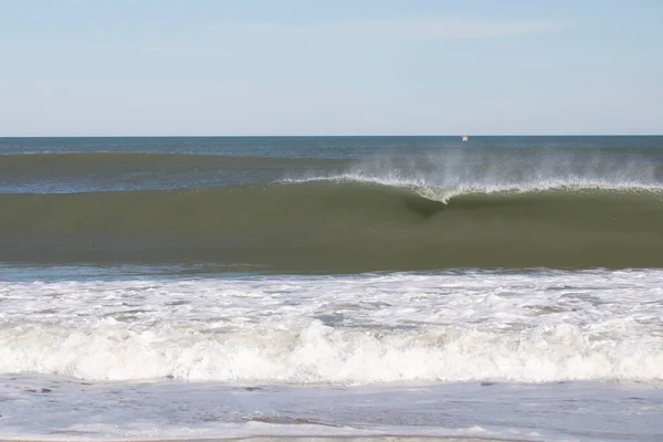 Kuzey Carolina 'daki Nags Head Sahili' nde yaklaşan dalga henüz yeni kopmaya başladı..