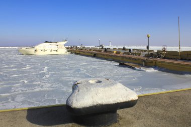 donmuş moorings ortasında yalnız tekne.
