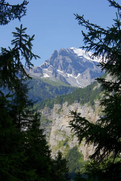 Schnee Gipfel des Berges gegen den blauen Himmel. — Stockfoto