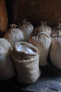 Fotoğrafta yeni mayınlanmış beyaz tuz dolu çantalar görülüyor..