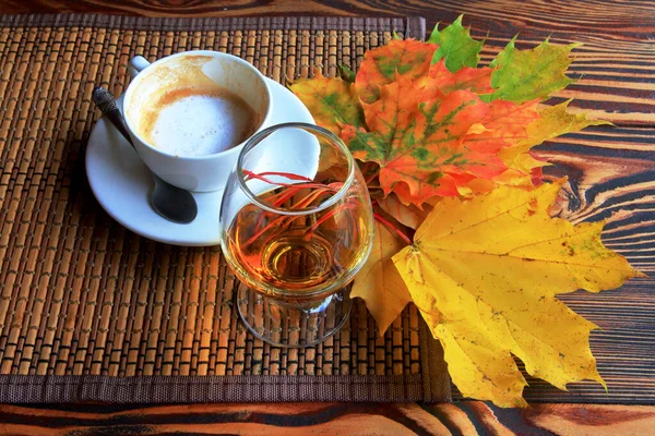 Zdjęciu Jesienna Martwa Natura Filiżanką Kawy Szklanką Brandy Jasnymi Liśćmi Obraz Stockowy