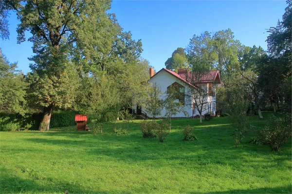 Photo Taken Ukraine Picture Shows Cozy Cottage Surrounded Green Garden — Stockfoto