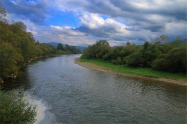 Fotoğraf Ukrayna 'da çekildi. Fotoğrafta Stryi adında pitoresk hızlı bir nehir var..