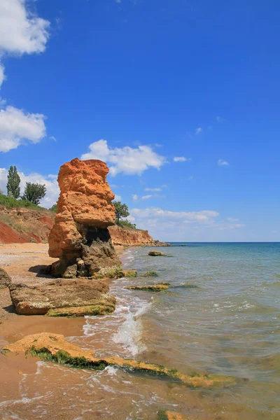 写真はオデッサ市の近くのウクライナで撮影されました 写真は黒海沿岸の珍しい形の一本立ちの岩 — ストック写真