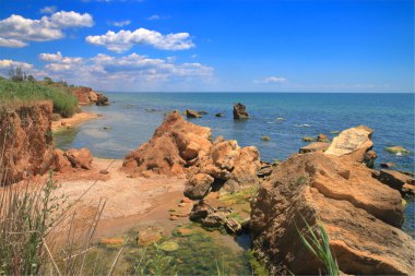 Fotoğraf Odessa kenti yakınlarındaki Ukrayna 'da çekildi. Resim, güneşli bir günde Karadeniz 'in vahşi kayalık kıyılarını gösteriyor..