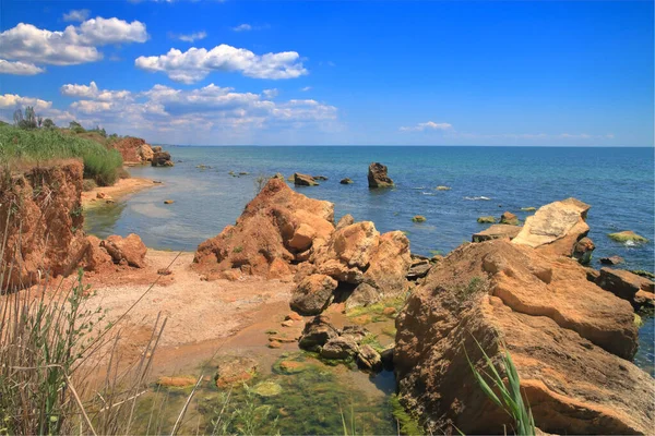 Fotoğraf Odessa kenti yakınlarındaki Ukrayna 'da çekildi. Resim, güneşli bir günde Karadeniz 'in vahşi kayalık kıyılarını gösteriyor..