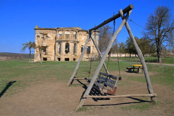 Foto Muestra Columpio Madera Sobre Fondo Las Ruinas Del Antiguo —  Fotos de Stock
