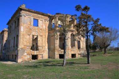 Fotoğraf, Odessa bölgesinde, Vasilyevka köyü olan Wolf 's Lair olarak adlandırılan Dubetsky-Pankeyevs' in eski saray kalıntılarını gösteriyor..