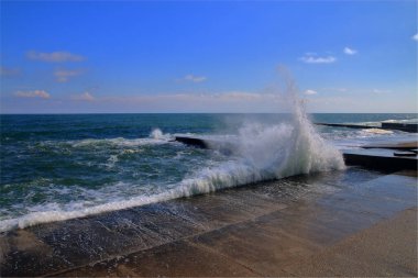 Fotoğraf Odessa ve Ukrayna kıyılarında çekilmiştir. Bu resim Karadeniz 'in deniz dalgalarının beton iskelelere çarpıp sayısız su sıçramasını gösteriyor..
