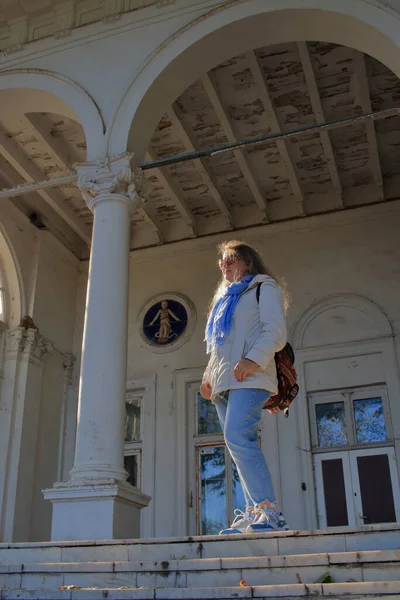 Photo Taken City Odessa Ukraine Young Tourist Woman Stairs Old — Stock Photo, Image