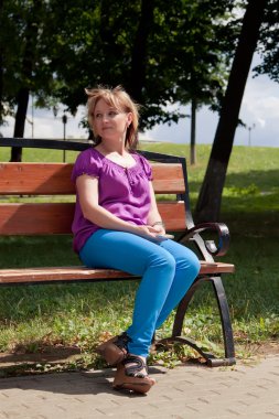 parkta oturan kadın