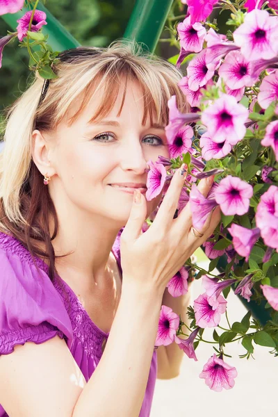 Woman and flowers — Stock Photo, Image