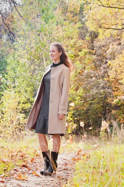 Mujer en el parque de otoño — Foto de Stock