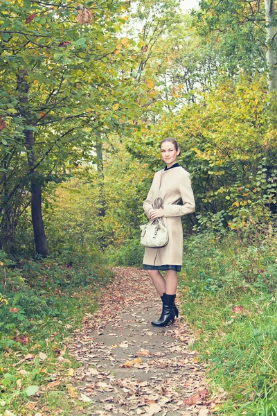 Femme dans le parc d'automne — Photo