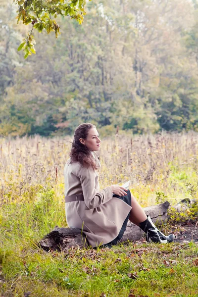 Frau im Park — Stockfoto