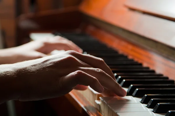 Mãos a tocar piano — Fotografia de Stock