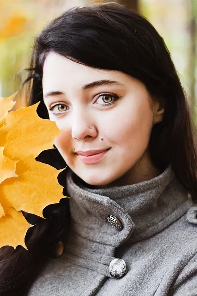 Mujer con otoño — Foto de Stock