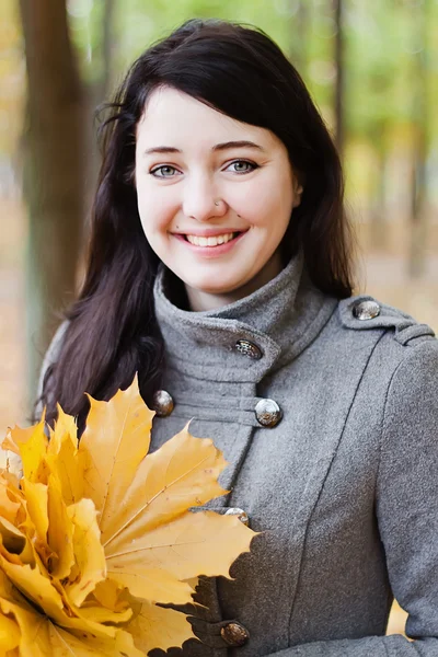 Mujer con otoño — Foto de Stock