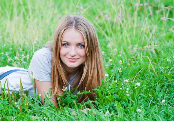 Weibchen auf Gras liegend — Stockfoto