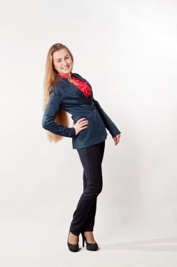 neşeli genç bir kadın ayakta